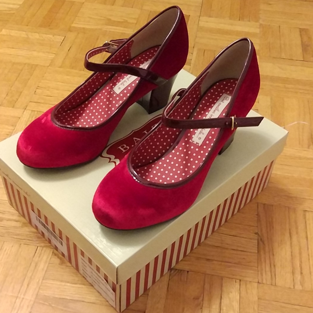 B.A.I.T. Footwear Red Velvet pumps, 6.5, new